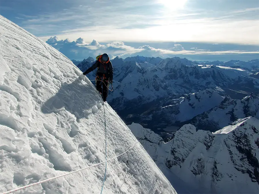アウサンガテ北壁、ペルー　クライマー：成田啓　撮影：鈴木雄大
